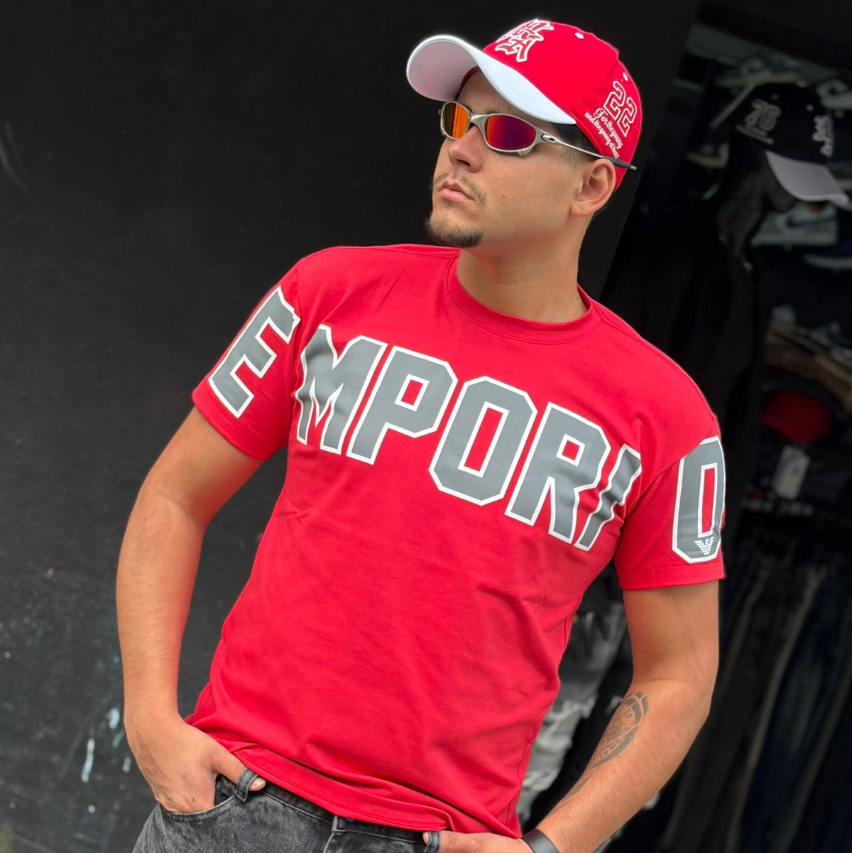 Camiseta Grife Emporio Armani Vermelha com Estampa Logo Letra Bloco Branca/Cinza