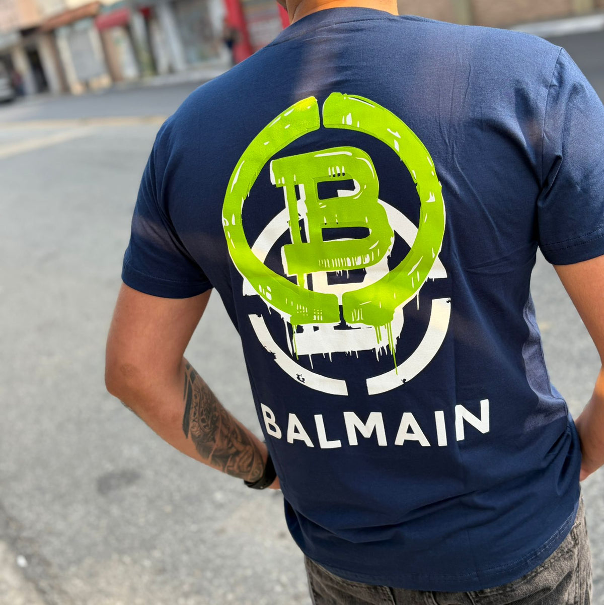Camiseta Grife Balmain Navy com Logo Estilizado Fluorescente nas Costas e Minimalista na Frente