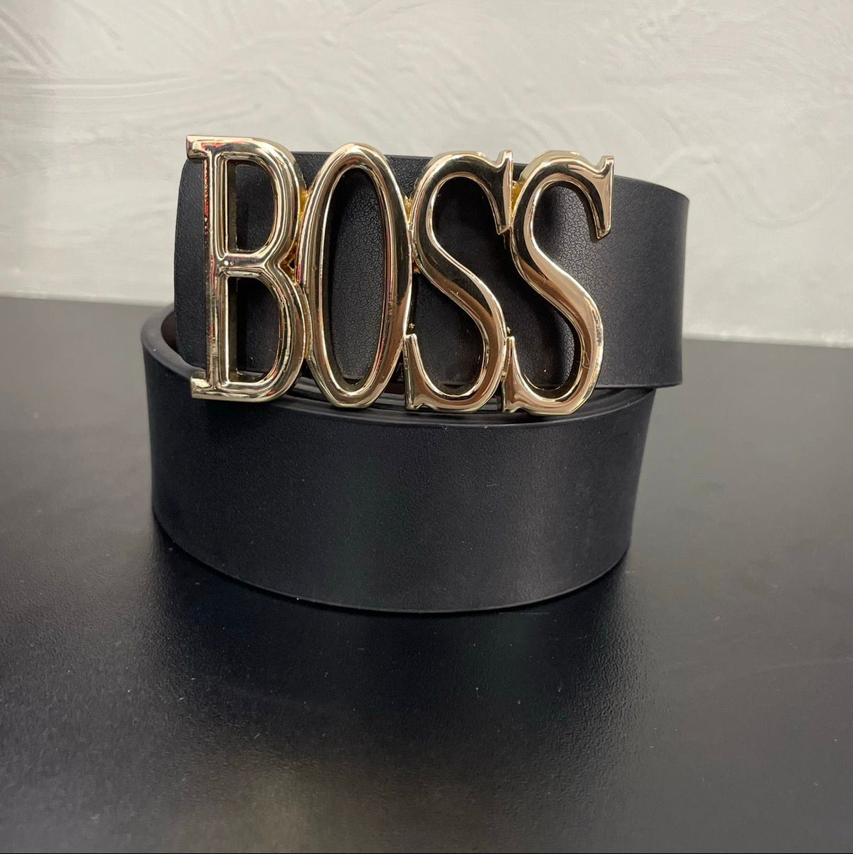 Cinto Premium BOSS Preto em Couro com Fivela Logotipo Dourada Polida