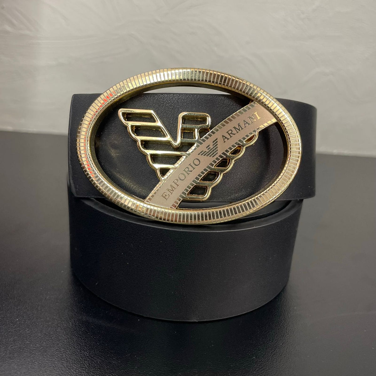Cinto Premium Emporio Armani Preto em Couro com Fivela Águia em Anel Dourada