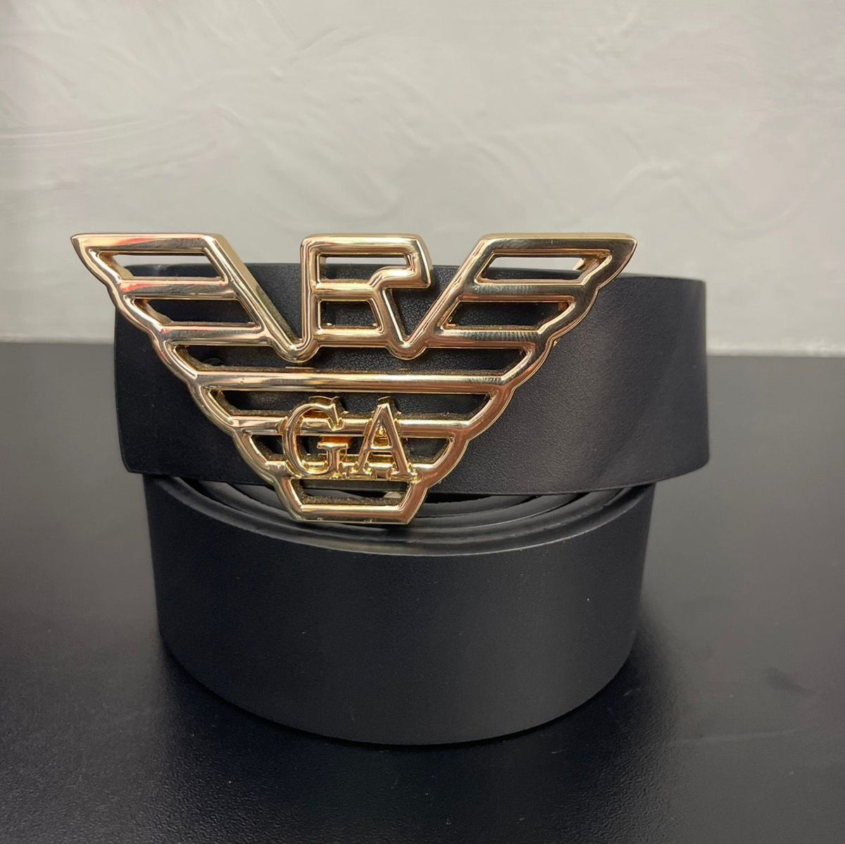 Cinto Premium Armani Preto em Couro com Fivela Águia Logo Dourada Polida