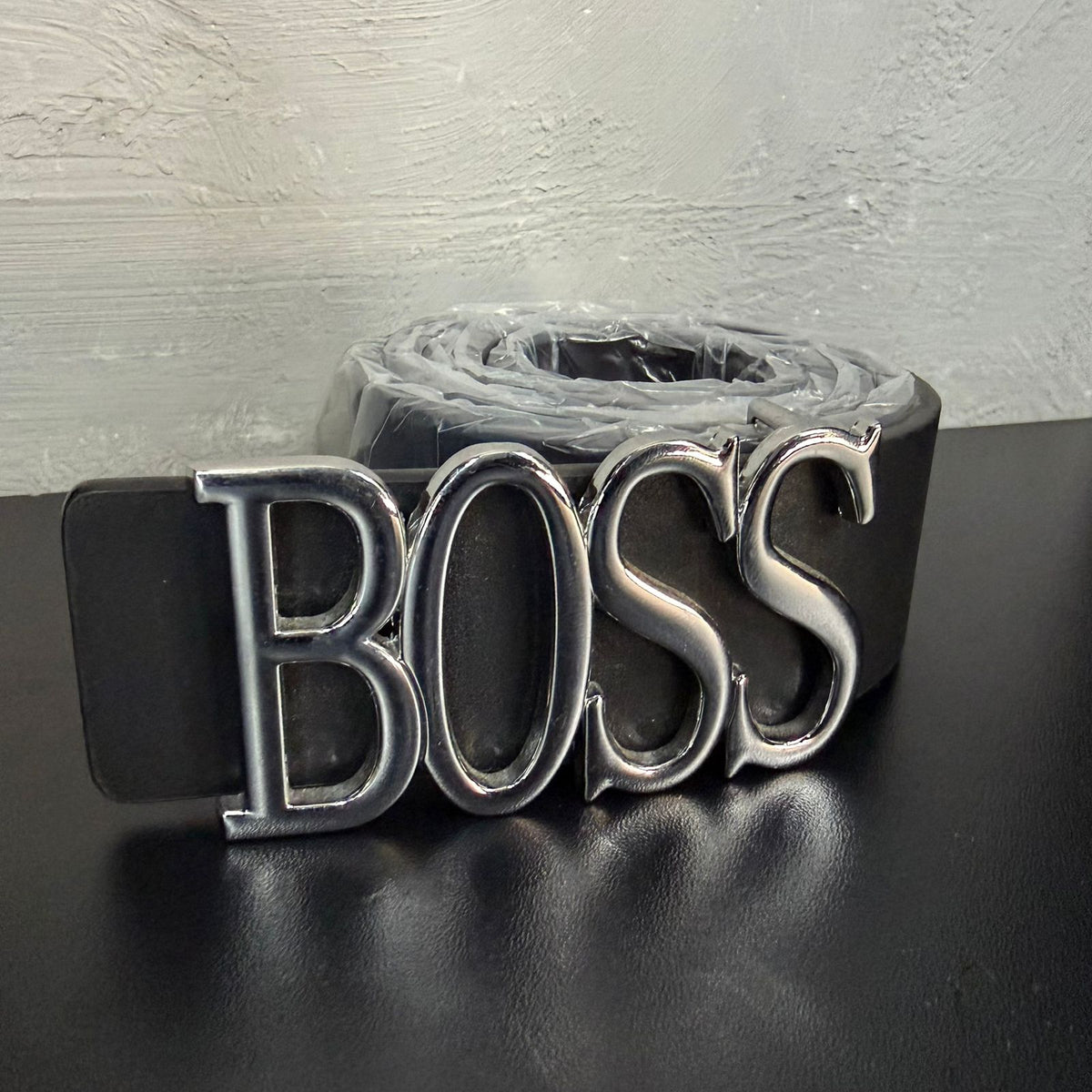 Cinto Premium BOSS Preto em Couro com Fivela Logotipo Cromada Polida