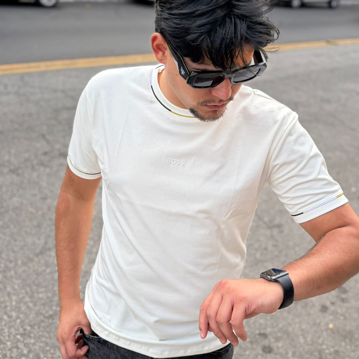 Camiseta Grife BOSS Off-White Minimalista com Micro Logo Bordado e Detalhes Finos