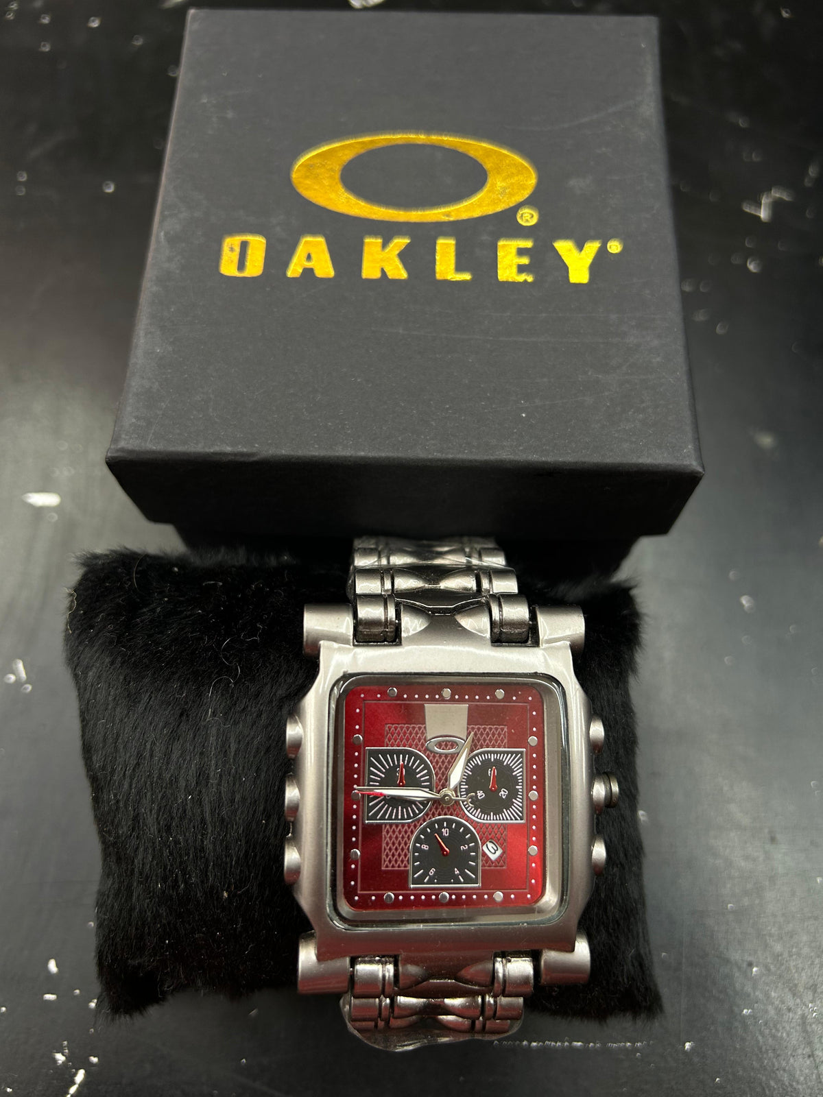 Relógio Oakley Time Tank Metal Titânio Visor Vermelho