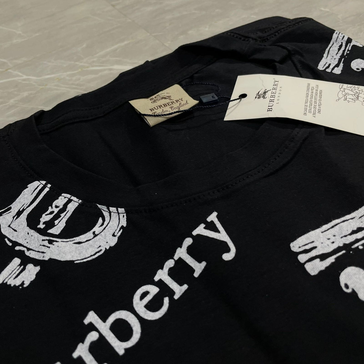 Camiseta Grife Burberry preta com monogram branco