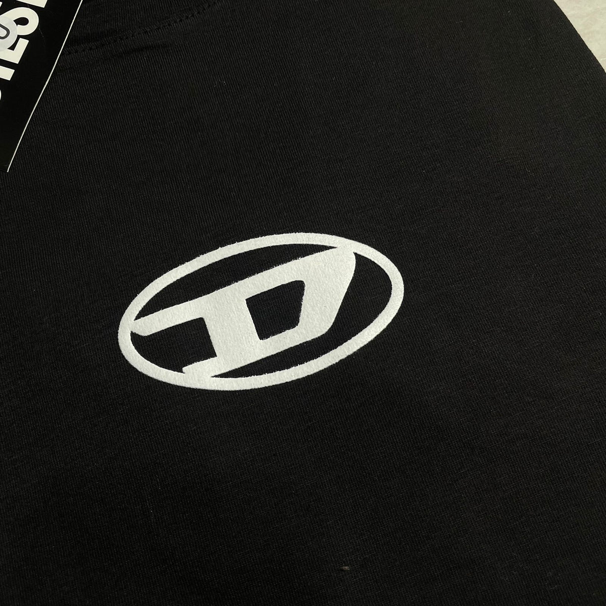 Camiseta Grife Diesel Preta com detalhe branco