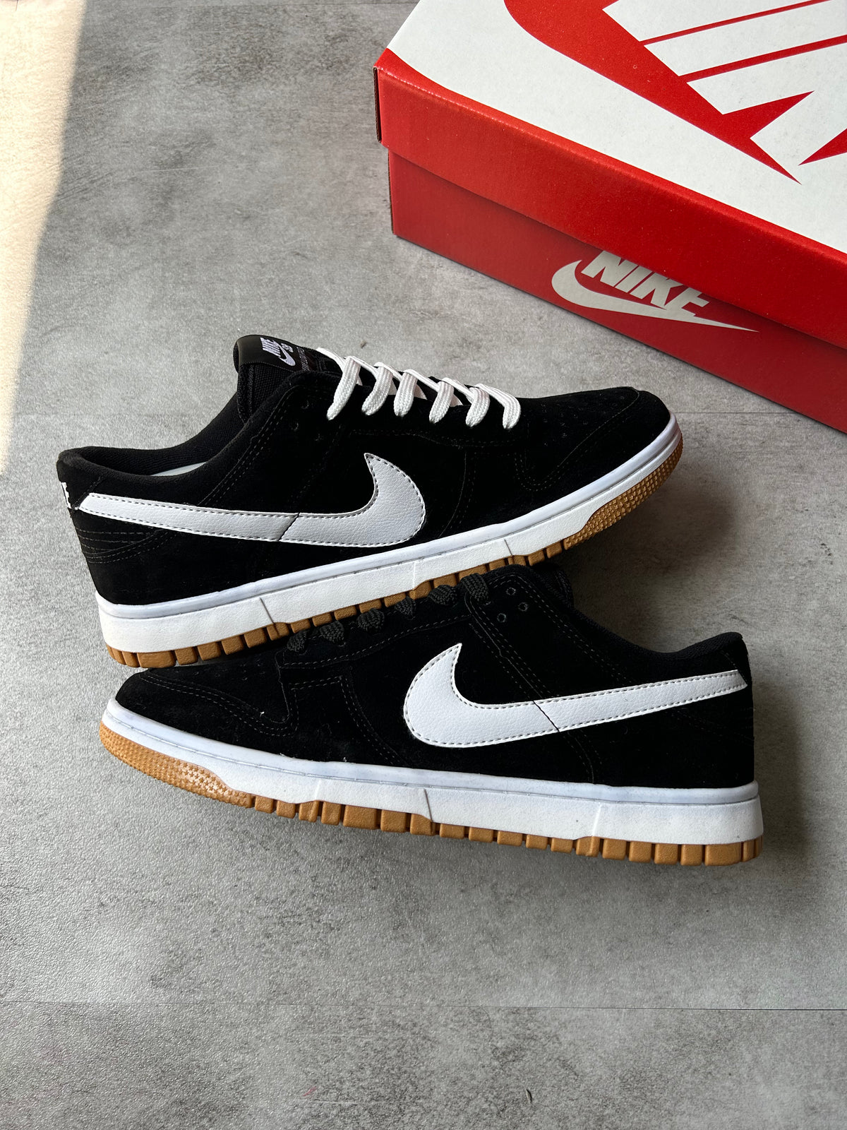 Tênis Nike Dunk Low Preto e Branco (Panda) Solado Gum Camurça