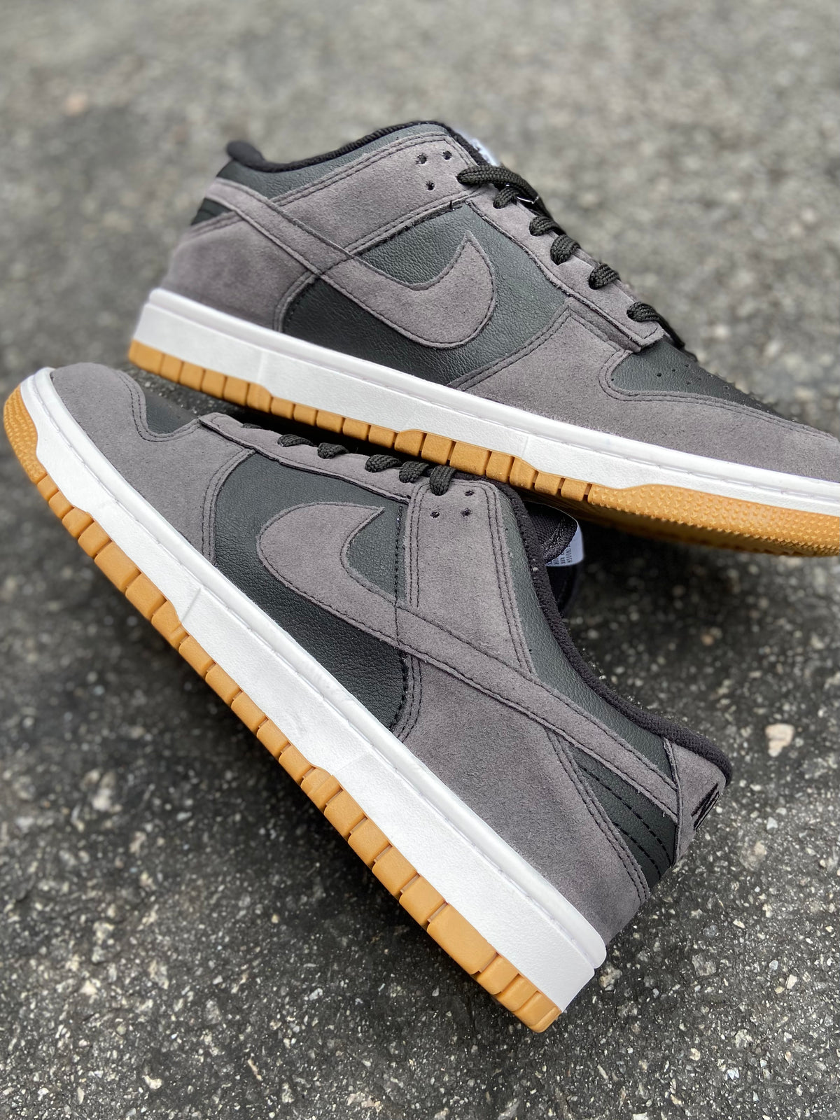 Tênis Nike Dunk Low Cinza Escuro e Preto Solado Gum Camurça