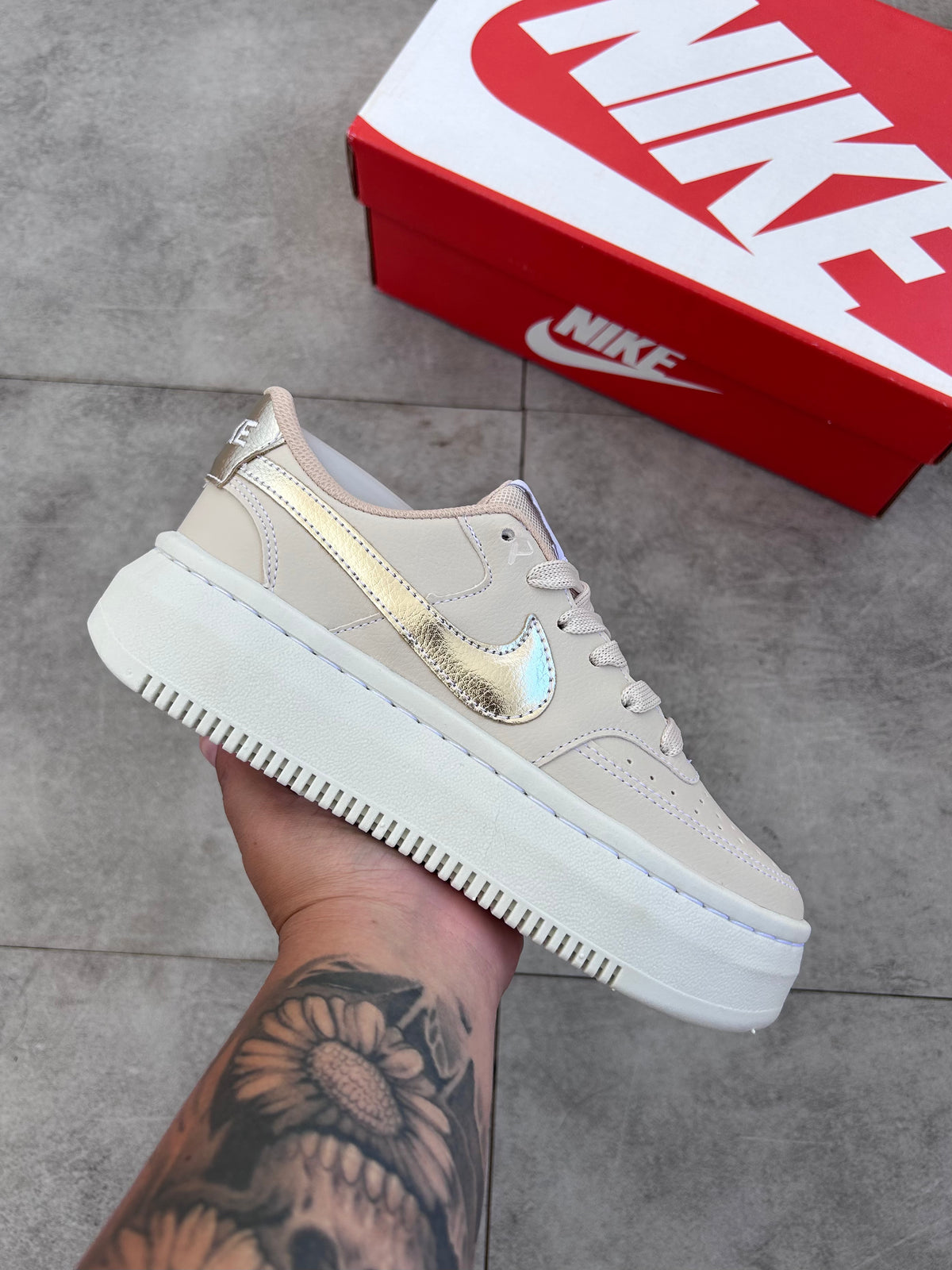 Tênis Nike Court vision bege com detalhe colorido no simbolo plataforma feminino