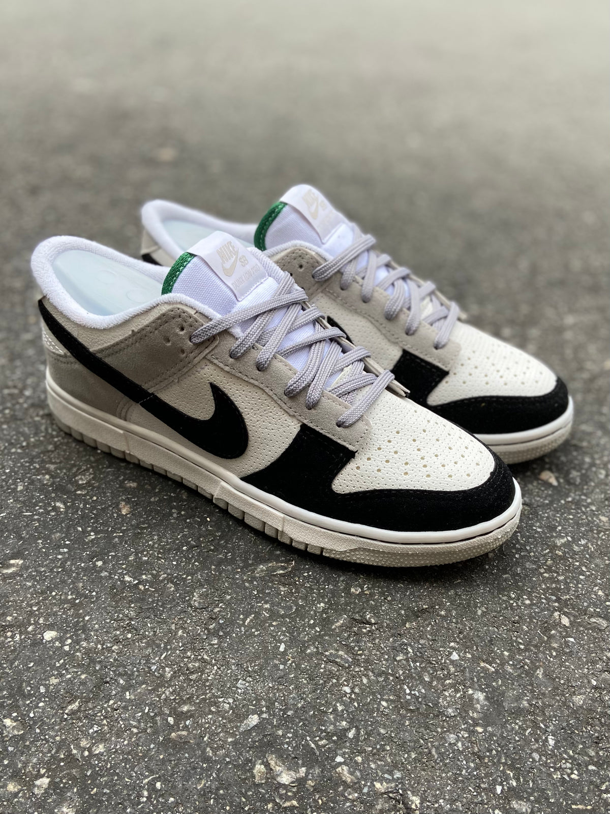 Tênis Nike Dunk Low Preto e Cinza Claro (Bicolor) Clássico
