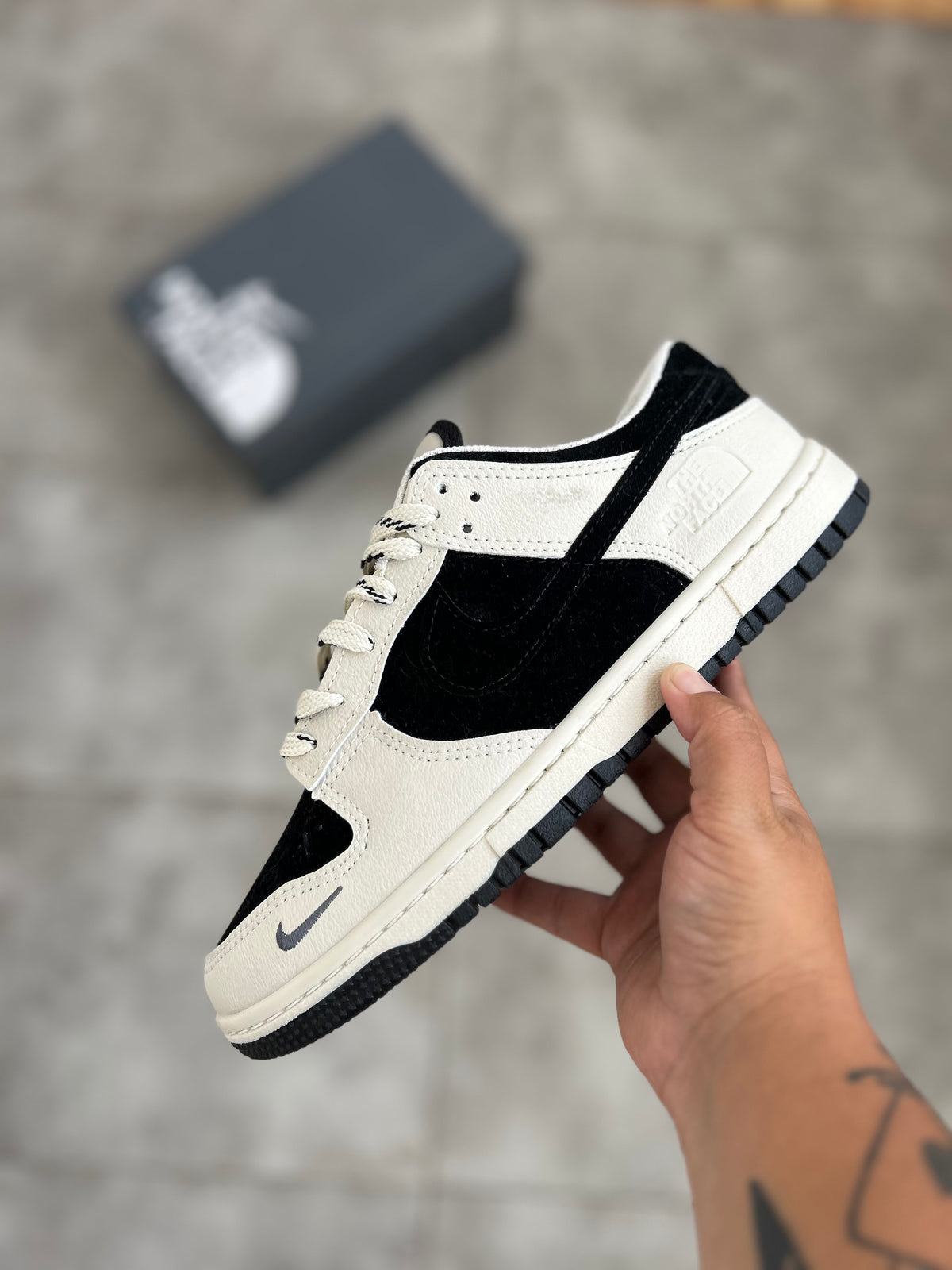 Tênis Nike Dunk Low Bege Off-White Camurça Felpuda