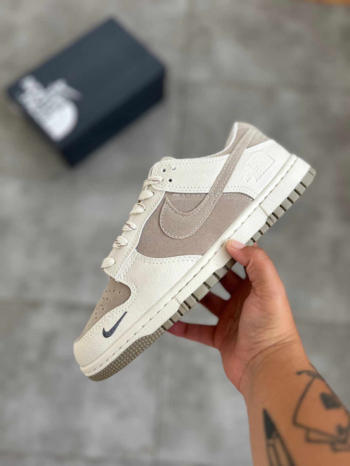 Tênis Nike Dunk Low Bege Off-White Camurça Felpuda
