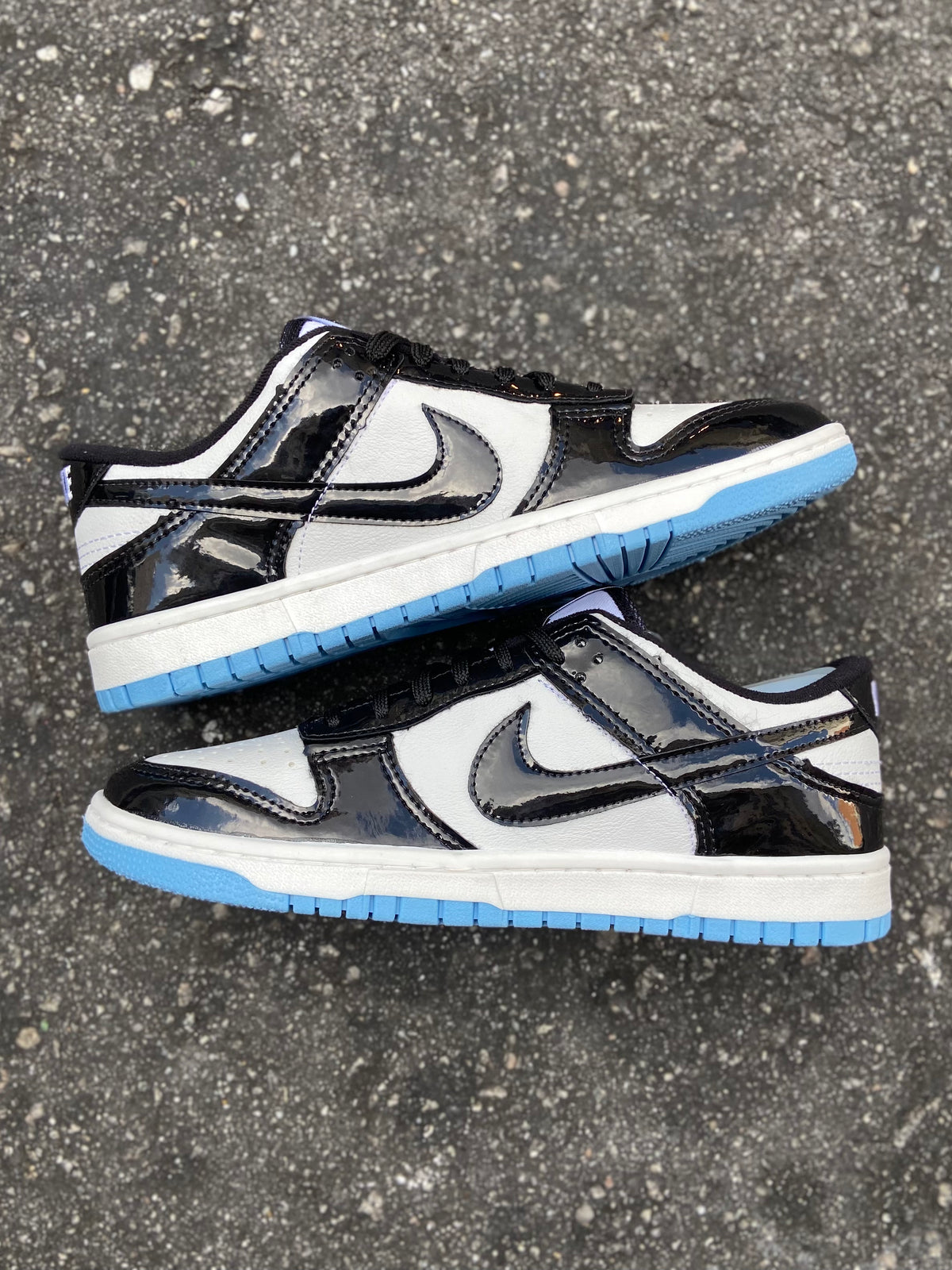 Tênis Nike Dunk Low Preto e Branco Verniz Sola Azul Bebê