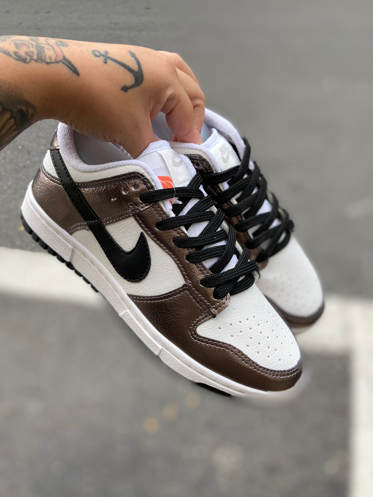 Tênis Nike Dunk Low Marrom Chocolate e Branco/Creme Bicolor