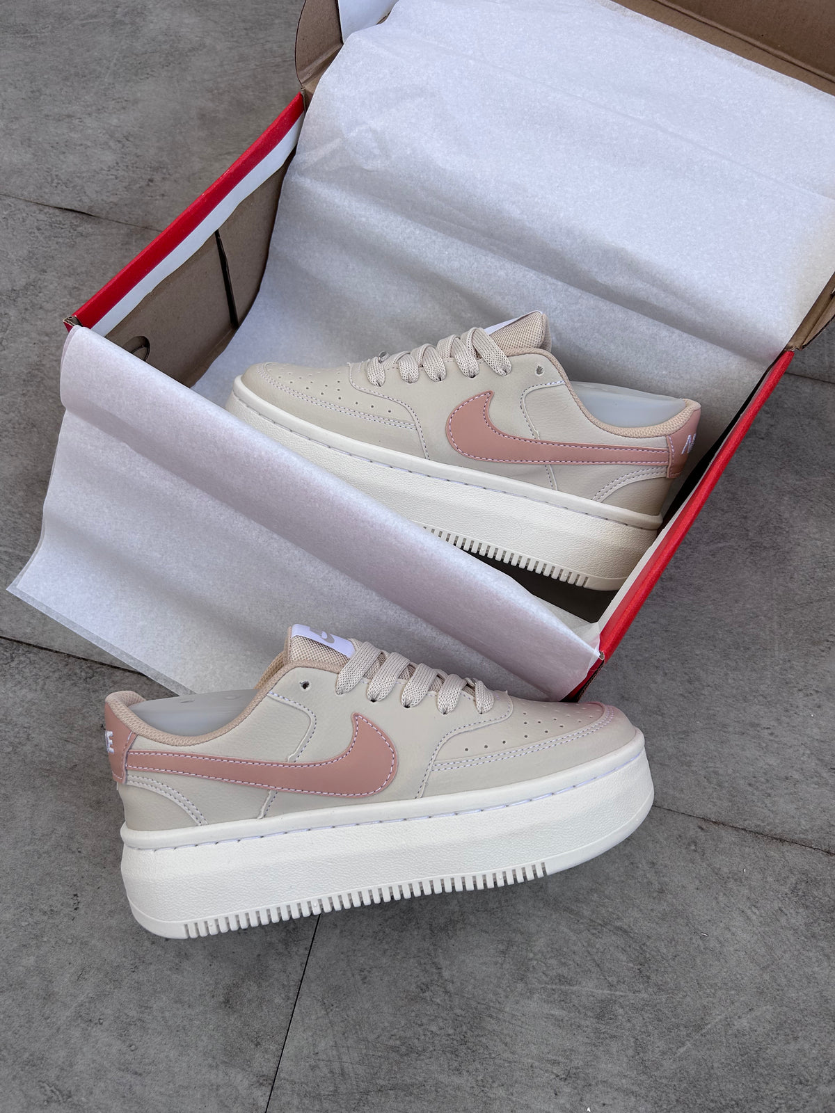 Tênis Nike Plataforma Feminino Bege/Off-White | Detalhe Rosê