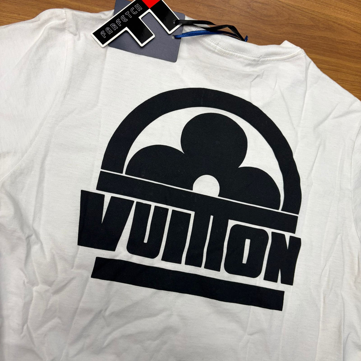 Camiseta Premium Louis Vuitton Branca Estampa Nas Costas