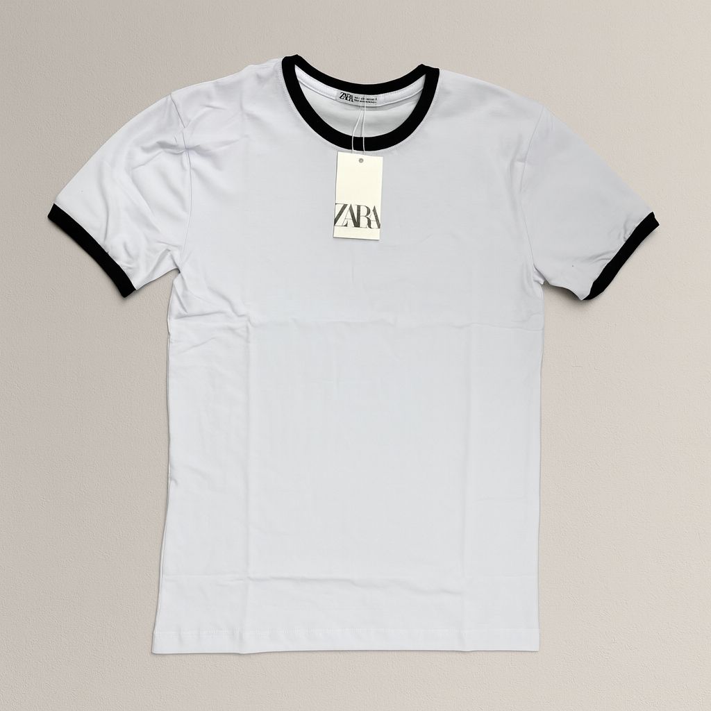Camiseta Grife Básica Zara Branca com Gola e Manga Preta Rib Contraste