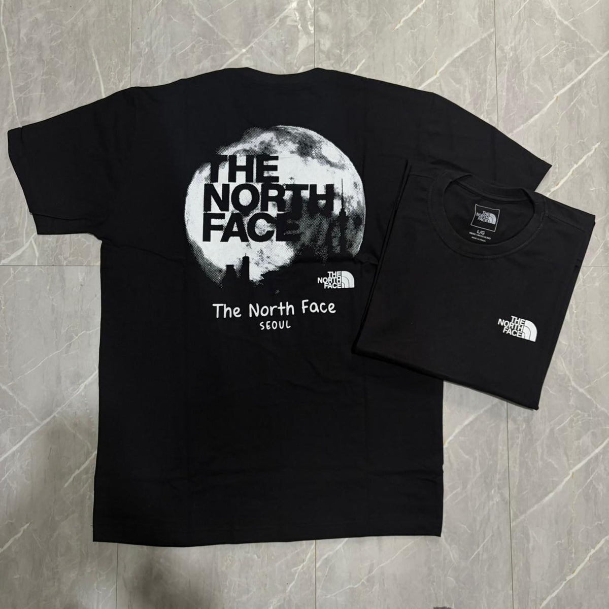 Camiseta Grife The North Face Preta Edição Seul com Estampa Lunar Branca