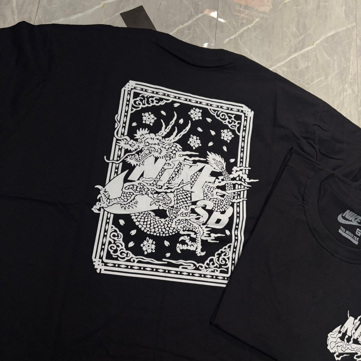 Camiseta Grife NIKE Preta com Logotipo Estilizado Branco