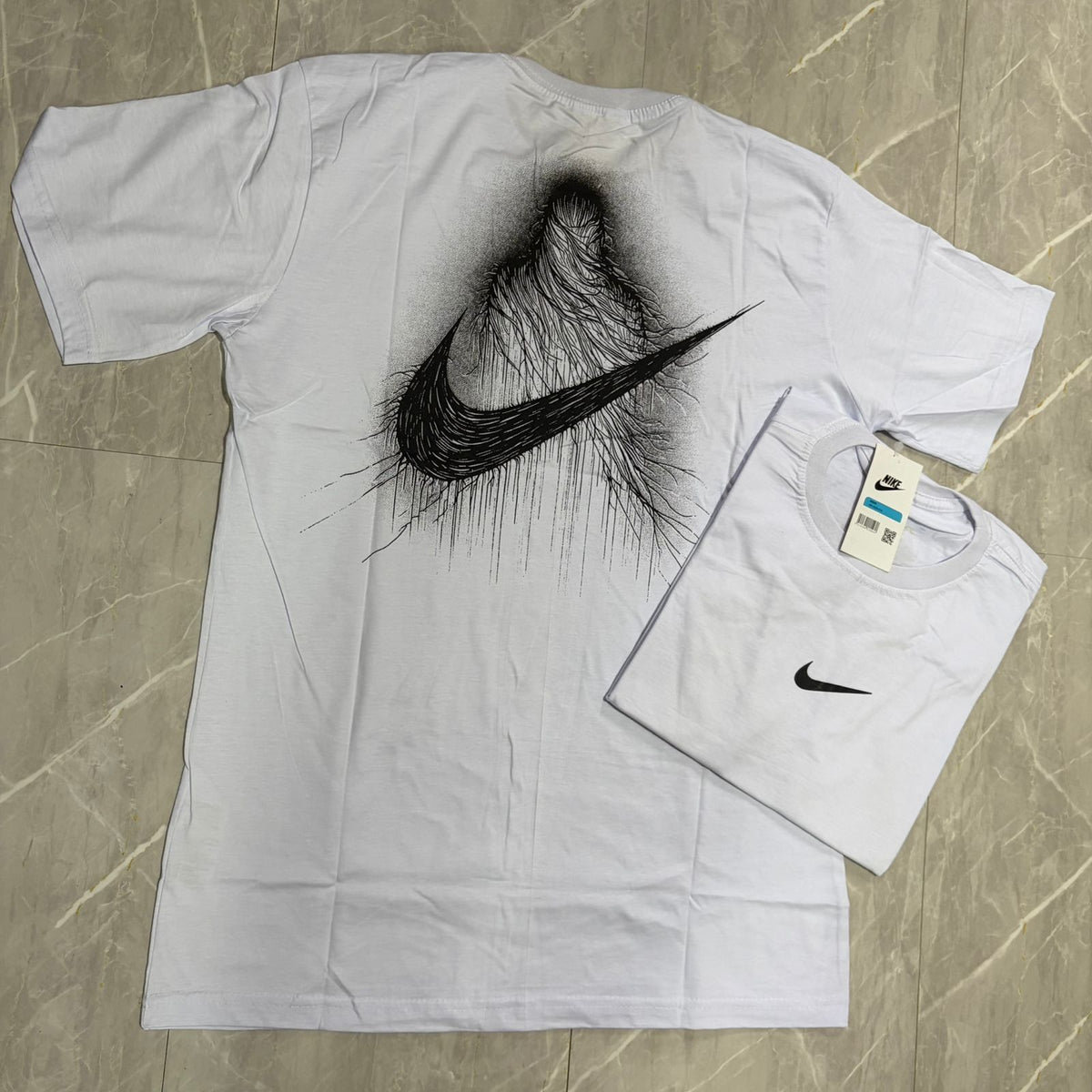 Camiseta Grife NIKE Branca Básica com Swoosh Preto Sólido
