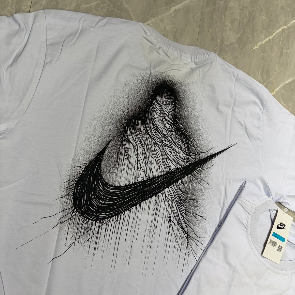 Camiseta Grife NIKE Branca Básica com Swoosh Preto Sólido