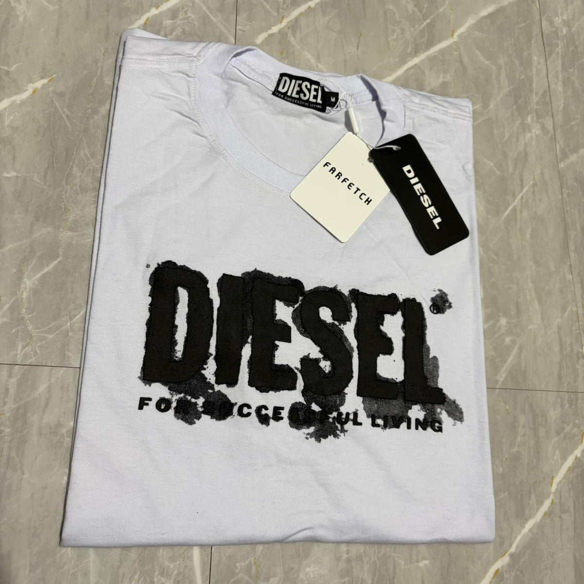 Camiseta Grife DIESEL Branca com Logotipo Preto Texturizado