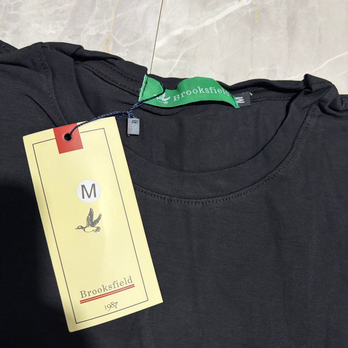 Camiseta Grife BROOKSFIELD Preta com Pássaro Bordado Tonal