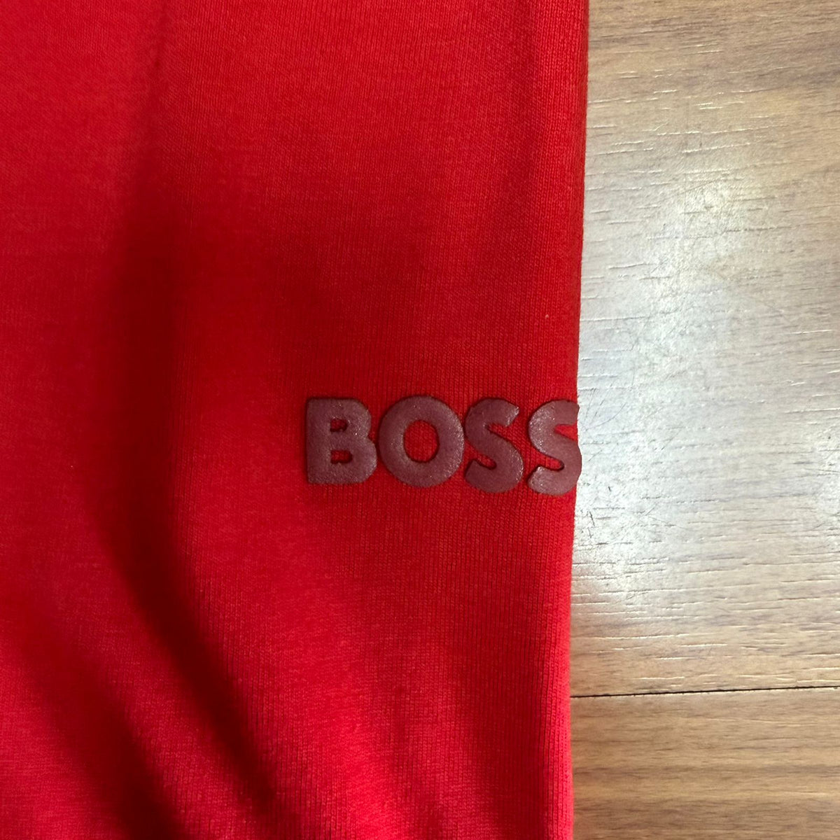Camiseta Grife BOSS Vermelha Vibrante com Logo Tonal Metálico