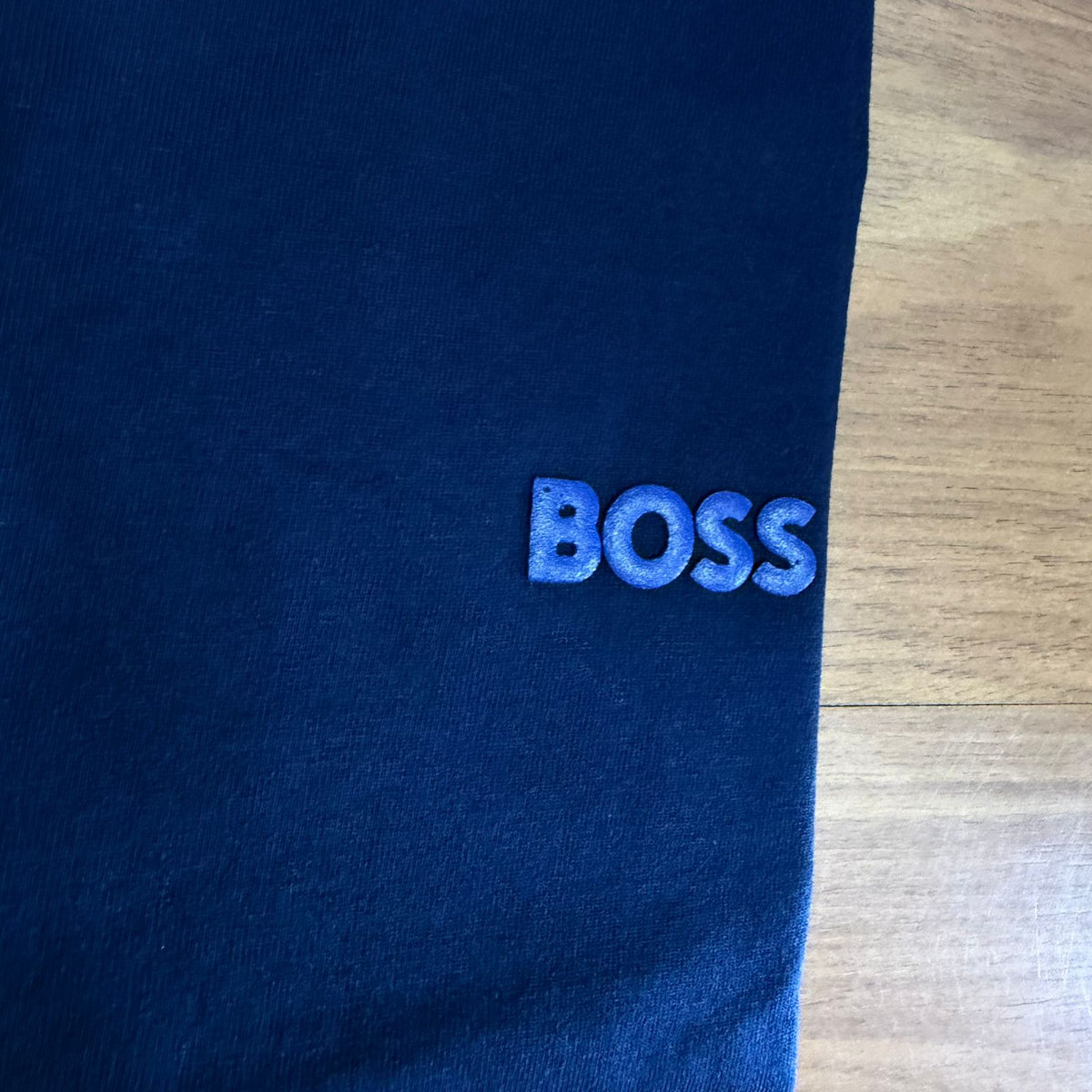 Camiseta Grife BOSS Azul Marinho Minimalista com Logo Tonal
