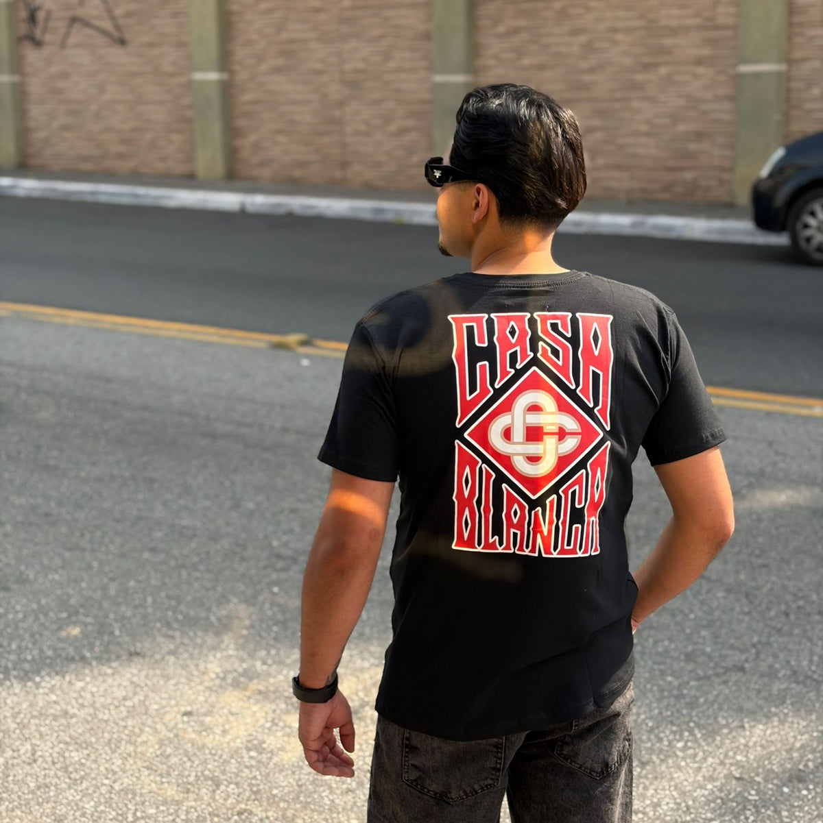 Camiseta Grife Casablanca Preta com Estampa Patch Quadrado no Peito em Vermelho e Branco