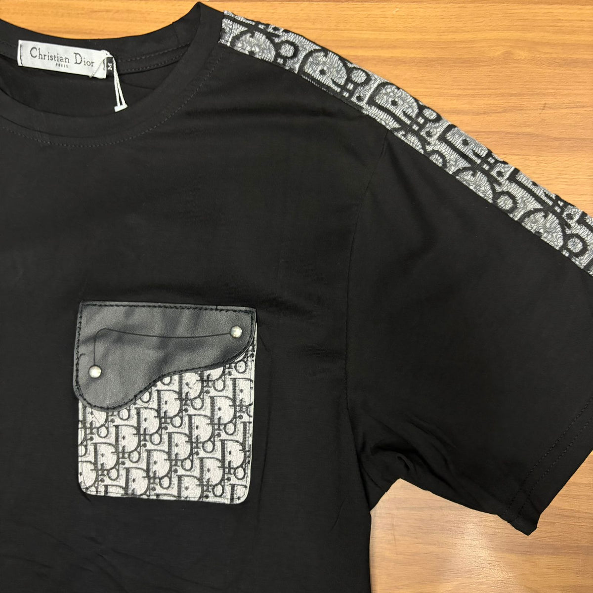 Camiseta Dior Preta Bolso Lateral Detalhado