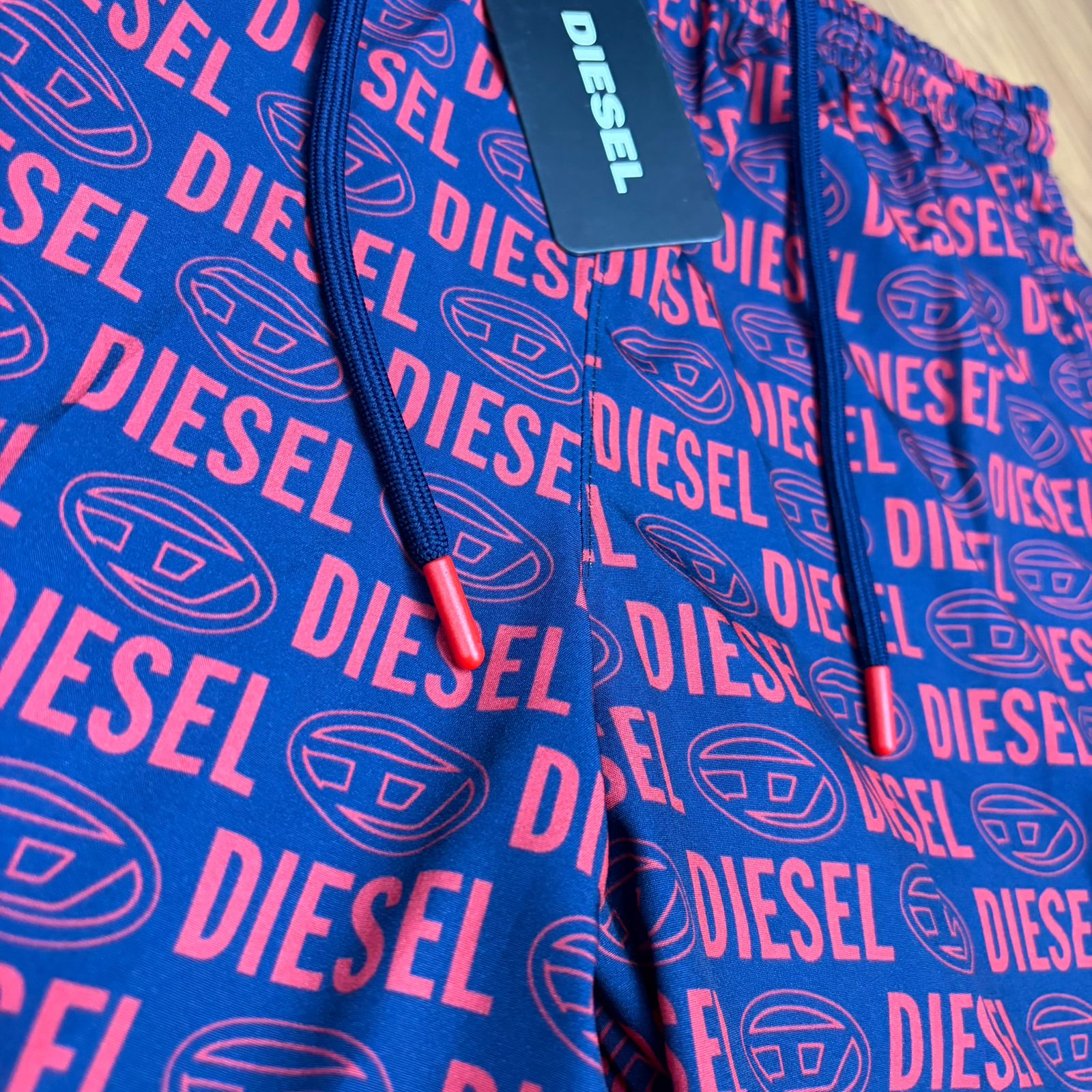 Shorts Grife Diesel Azul Marinho com Estampa Logo All-Over em Vermelho Coral