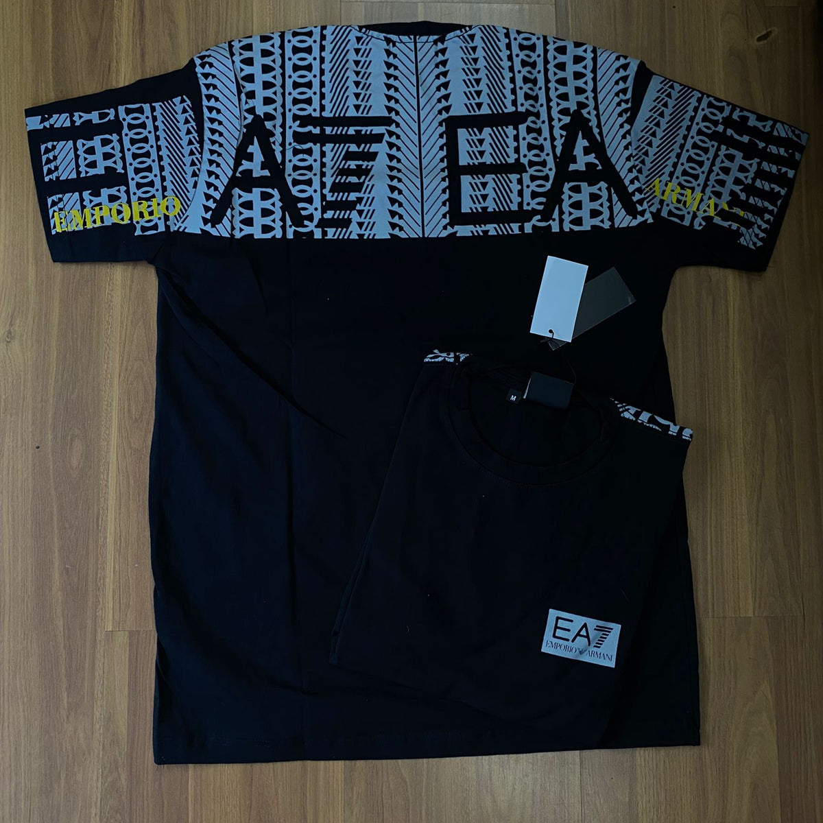 Camiseta Grife Armani Preta EA7 Estampada nas Costas