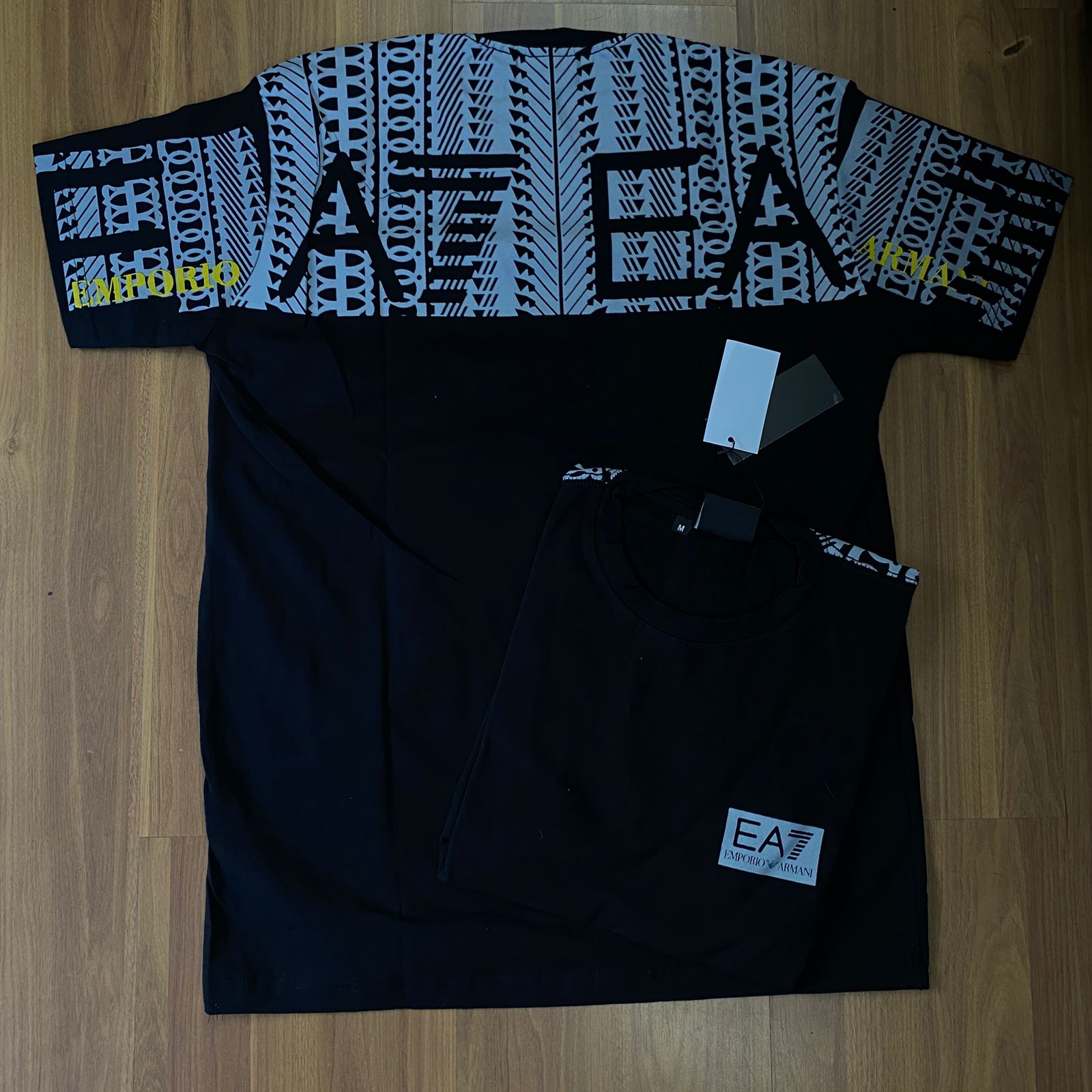 Camiseta Grife Armani Preta EA7 Estampada nas Costas