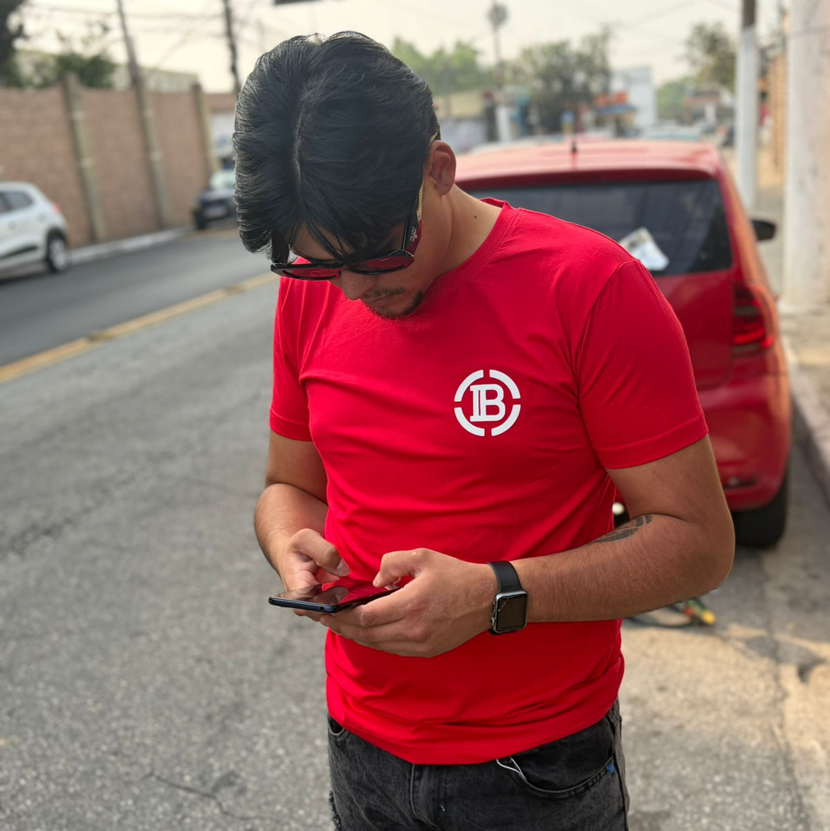 Camiseta Grife Balmain Vermelha com Logo Estilizado Fluorescente nas Costas e Minimalista na Frente