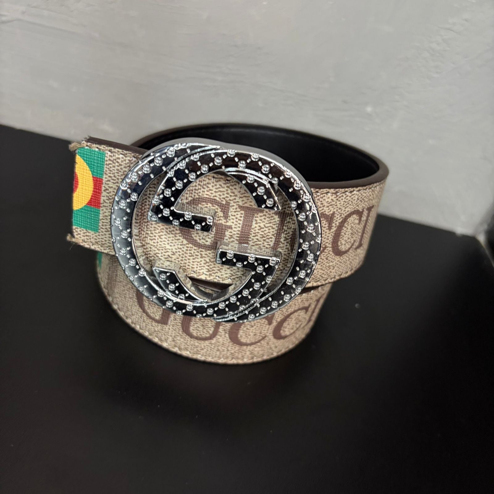 Cinto Premium Gucci GG Supreme Clássico Bege/Marrom com Fivela G Cravejada Prateada