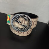 Cinto Premium Gucci GG Supreme Clássico Bege/Marrom com Fivela G Cravejada Prateada