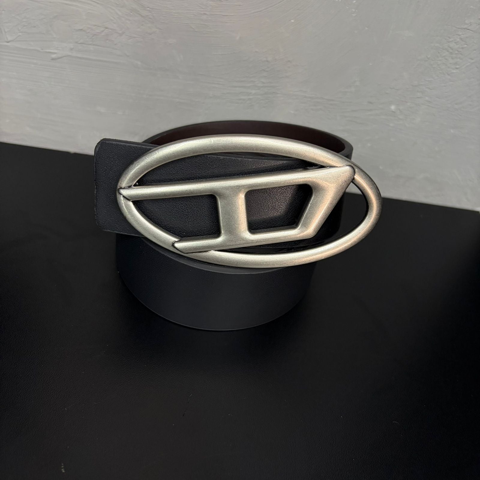 Cinto Premium Diesel Preto em Couro com Fivela Mega Oval Prateada Envelhecida