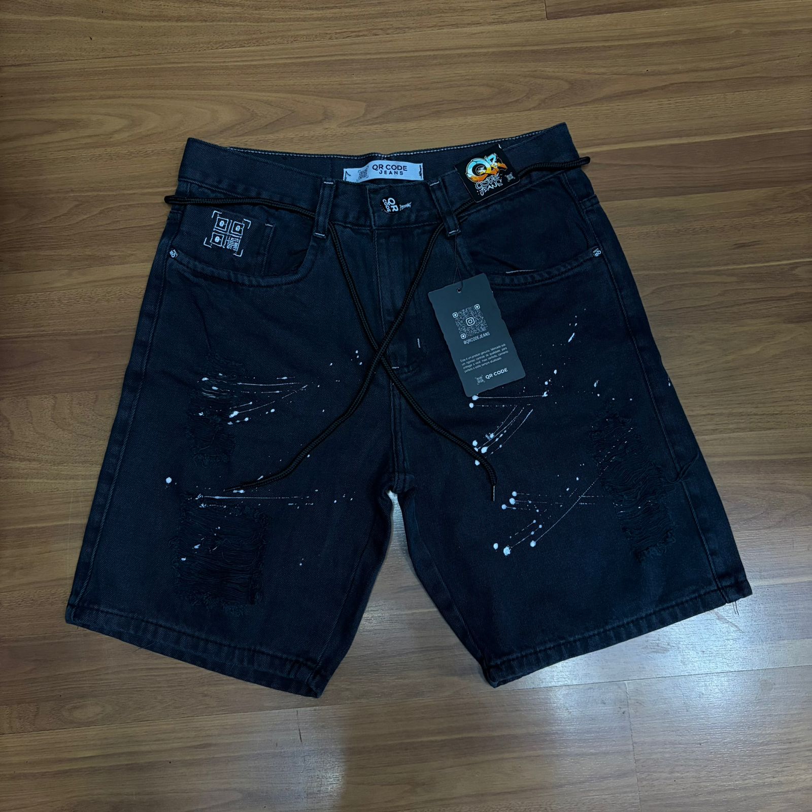 Bermuda Jeans Jogador Qr Code Grafite Dark Detalhes Tinta Branca