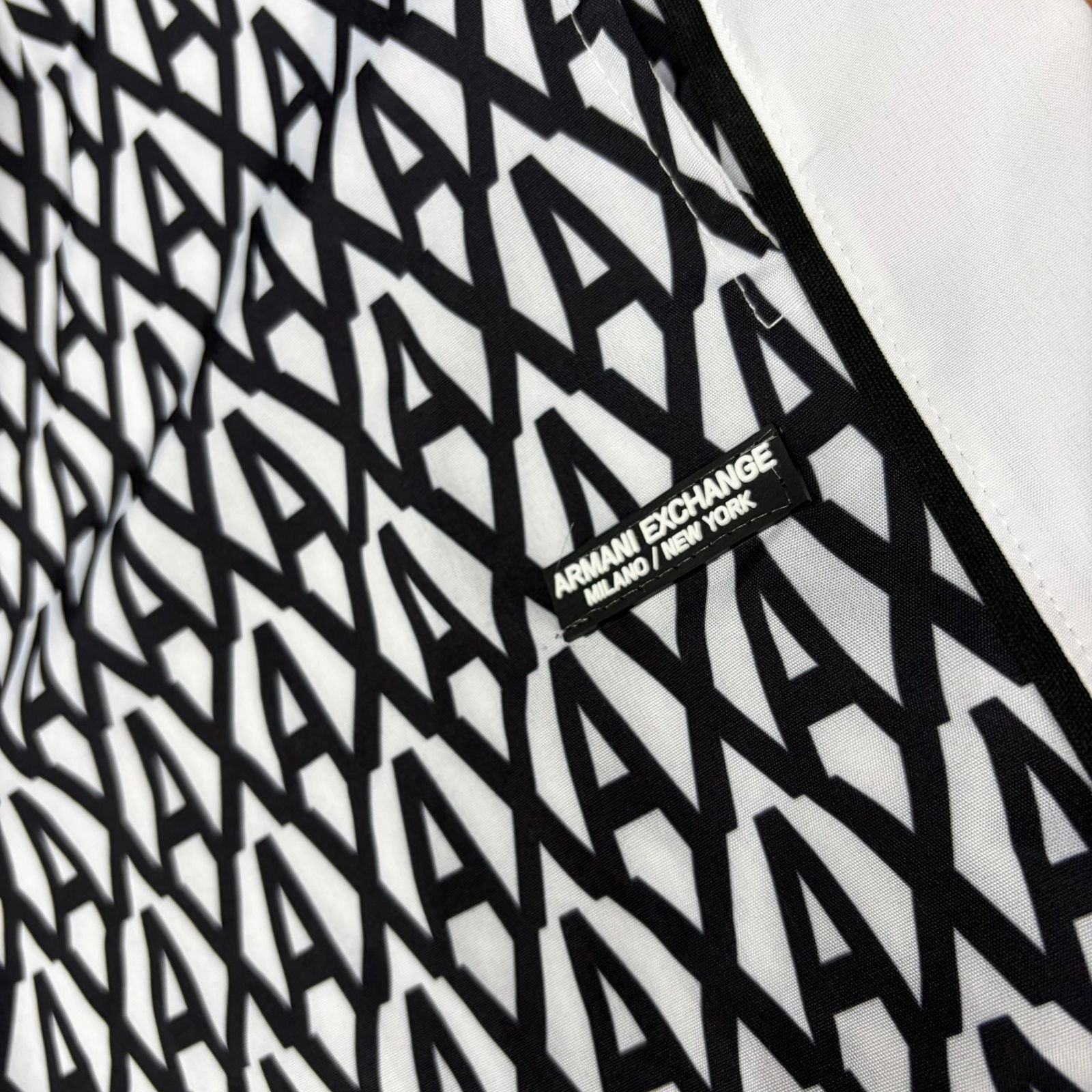 Shorts Grife Armani Exchange AX Preto/Branco com Estampa Geométrica Logo e Faixas Laterais