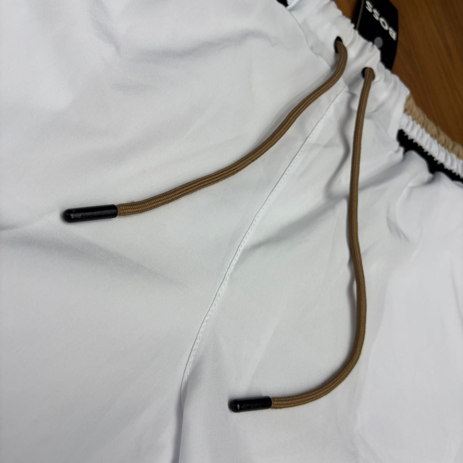 Shorts Grife BOSS Branco de Banho/Praia com Cós Listrado Contraste