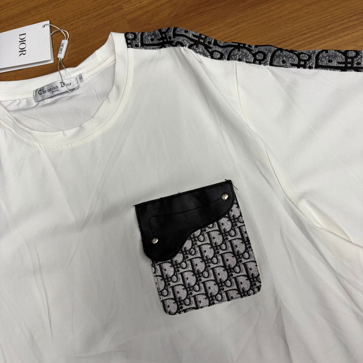 Camiseta Premium Dior Branco Bolso Lateral Detalhado