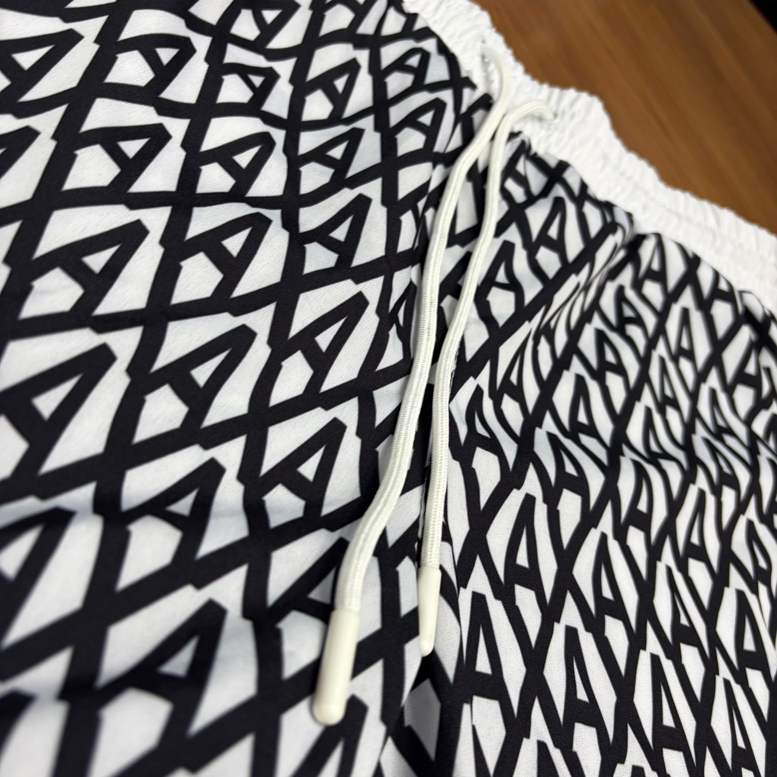 Shorts Grife Armani Exchange AX Preto/Branco com Estampa Geométrica Logo e Faixas Laterais