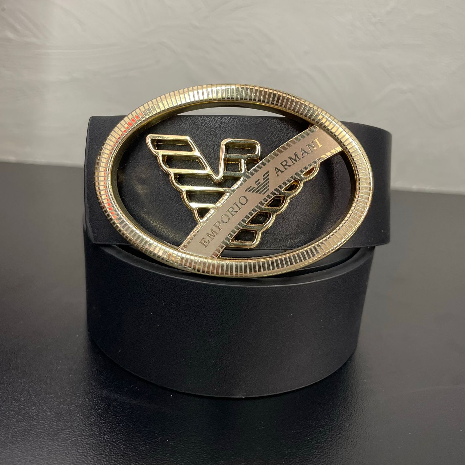 Cinto Premium Emporio Armani Preto em Couro com Fivela Águia em Anel Dourada