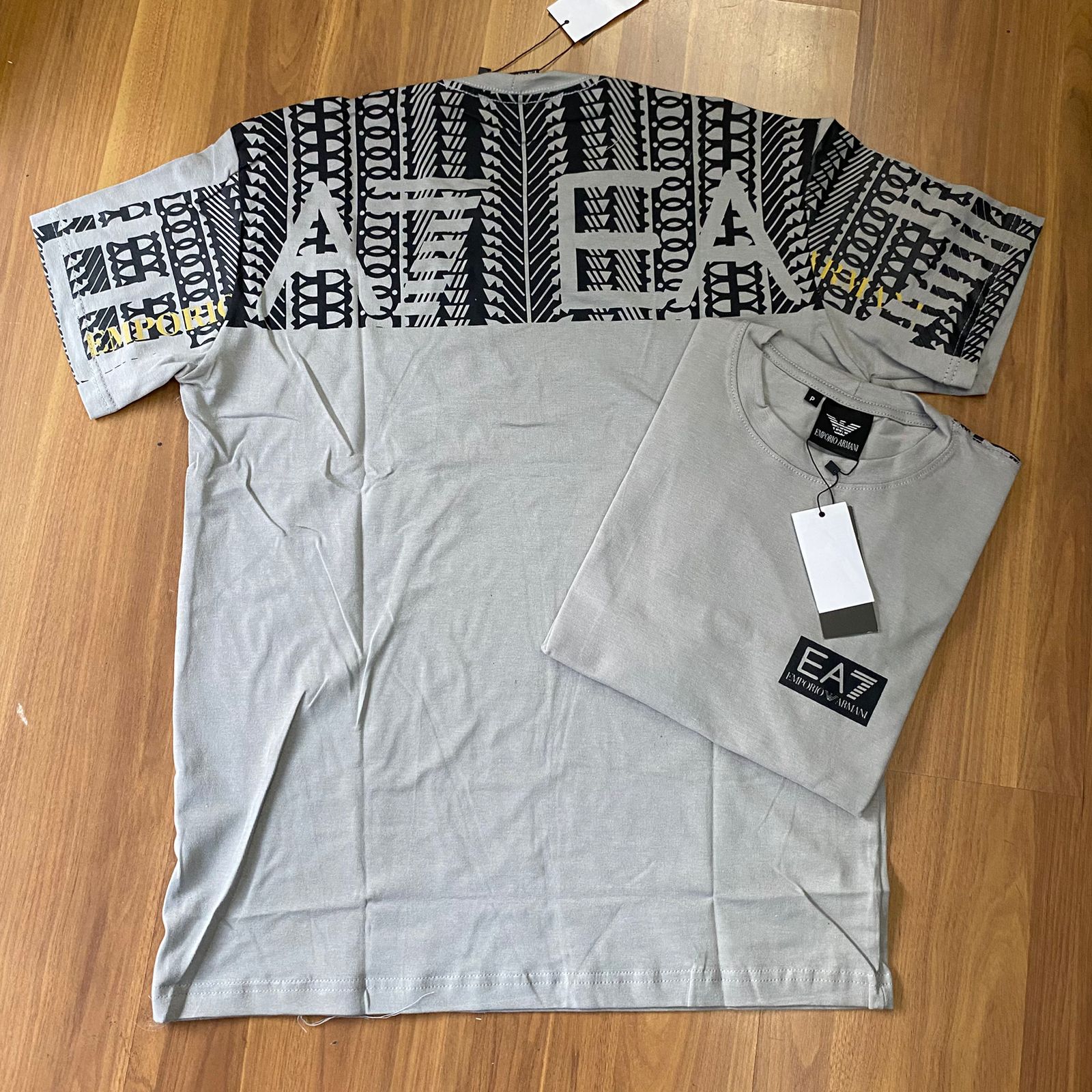 Camiseta Grife Armani Cinza EA7 Estampada nas Costas