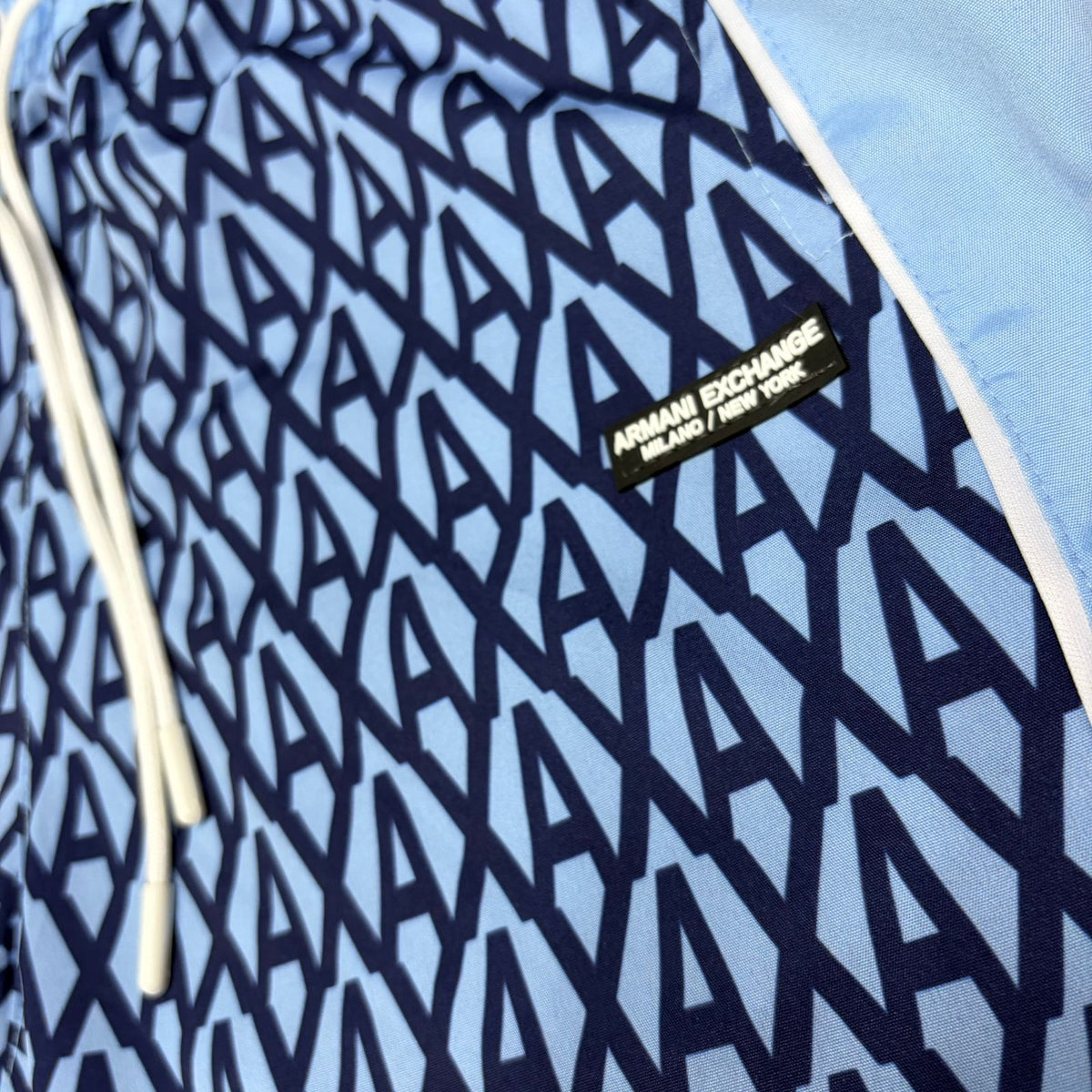 Shorts Grife Armani Exchange AX Azul Claro com Estampa Geométrica Logo e Faixas Laterais