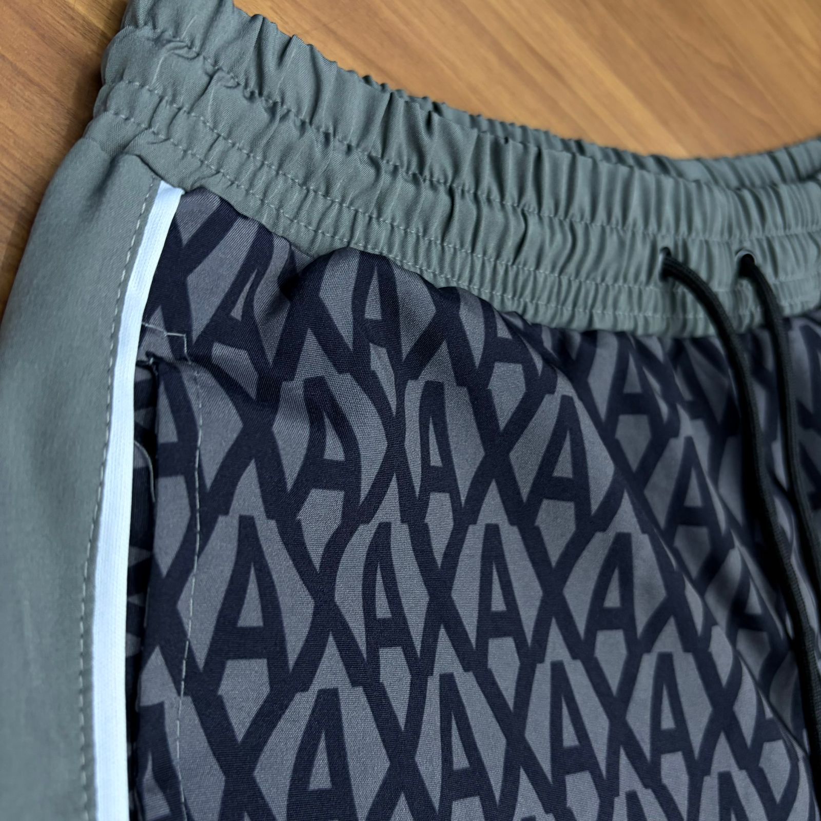 Shorts Grife Armani Exchange AX Preto/Cinza com Estampa Geométrica Logo e Faixas Laterais