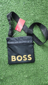 Shoulder Bag Grife Boss Sintética Preta Com Logo Dourado