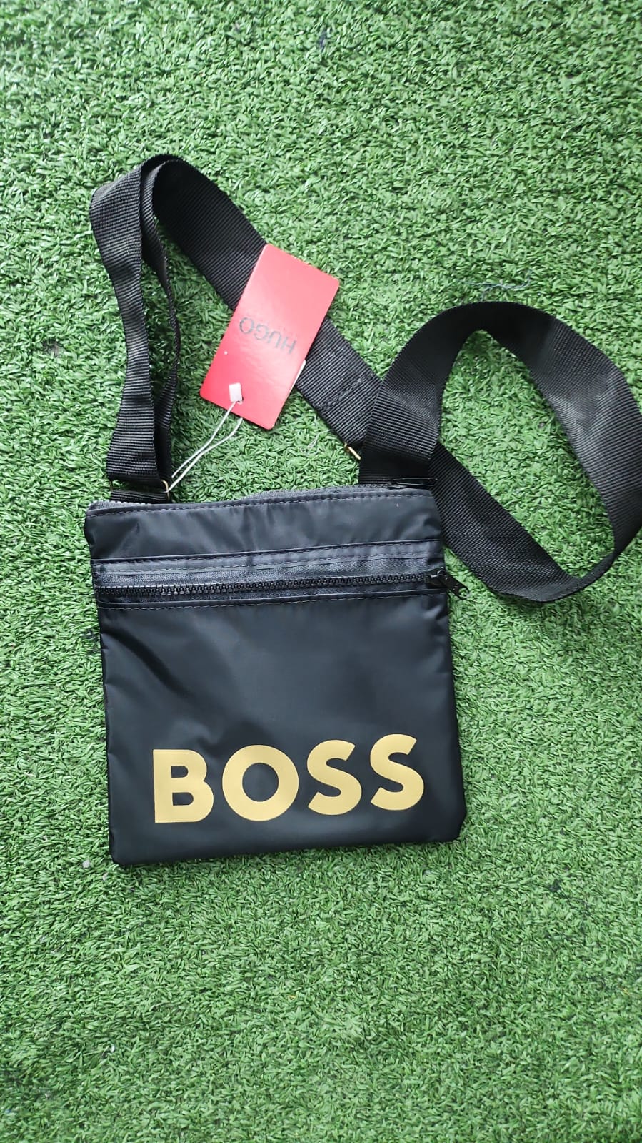Shoulder Bag Grife Boss Sintética Preta Com Logo Dourado