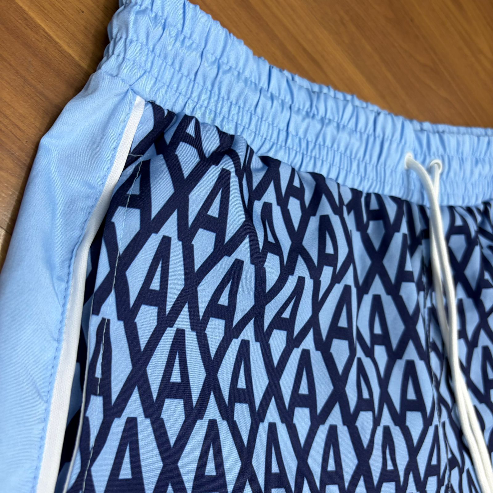 Shorts Grife Armani Exchange AX Azul Claro com Estampa Geométrica Logo e Faixas Laterais